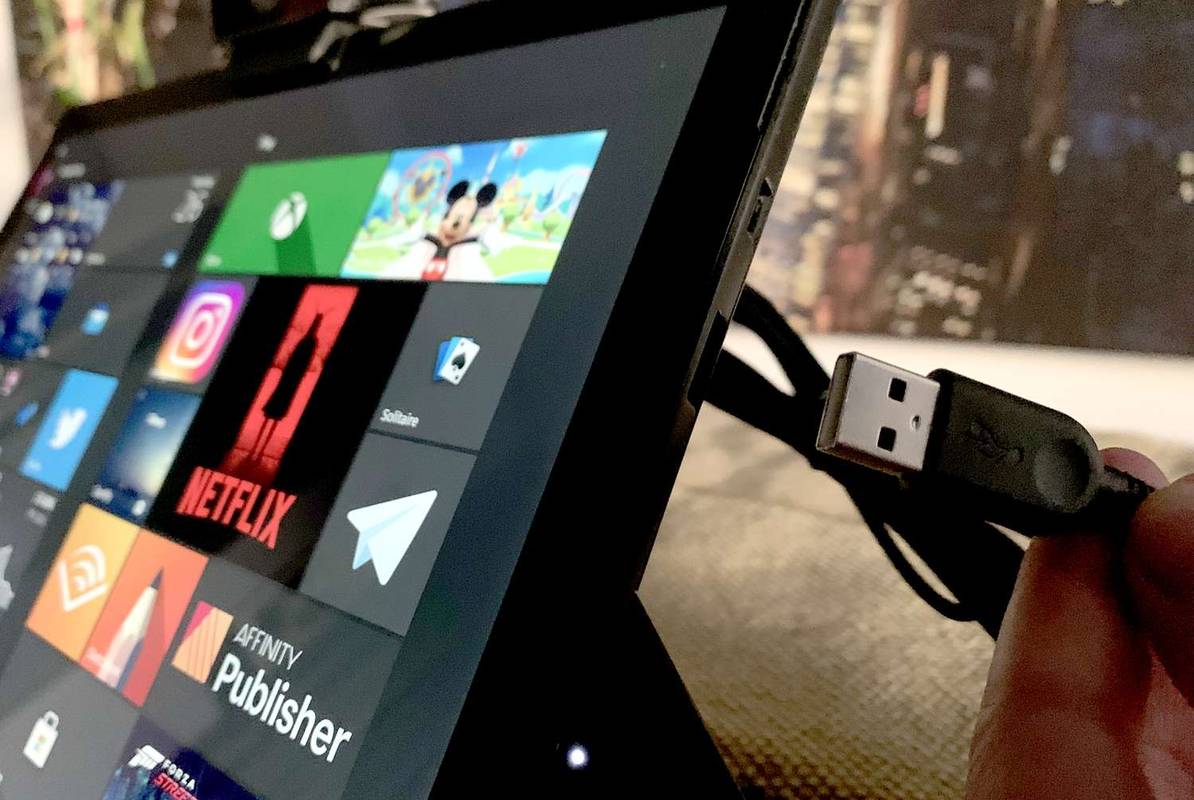 Et Logitech-webkamera tilsluttes en Microsoft Surface Pro via en USB-port.