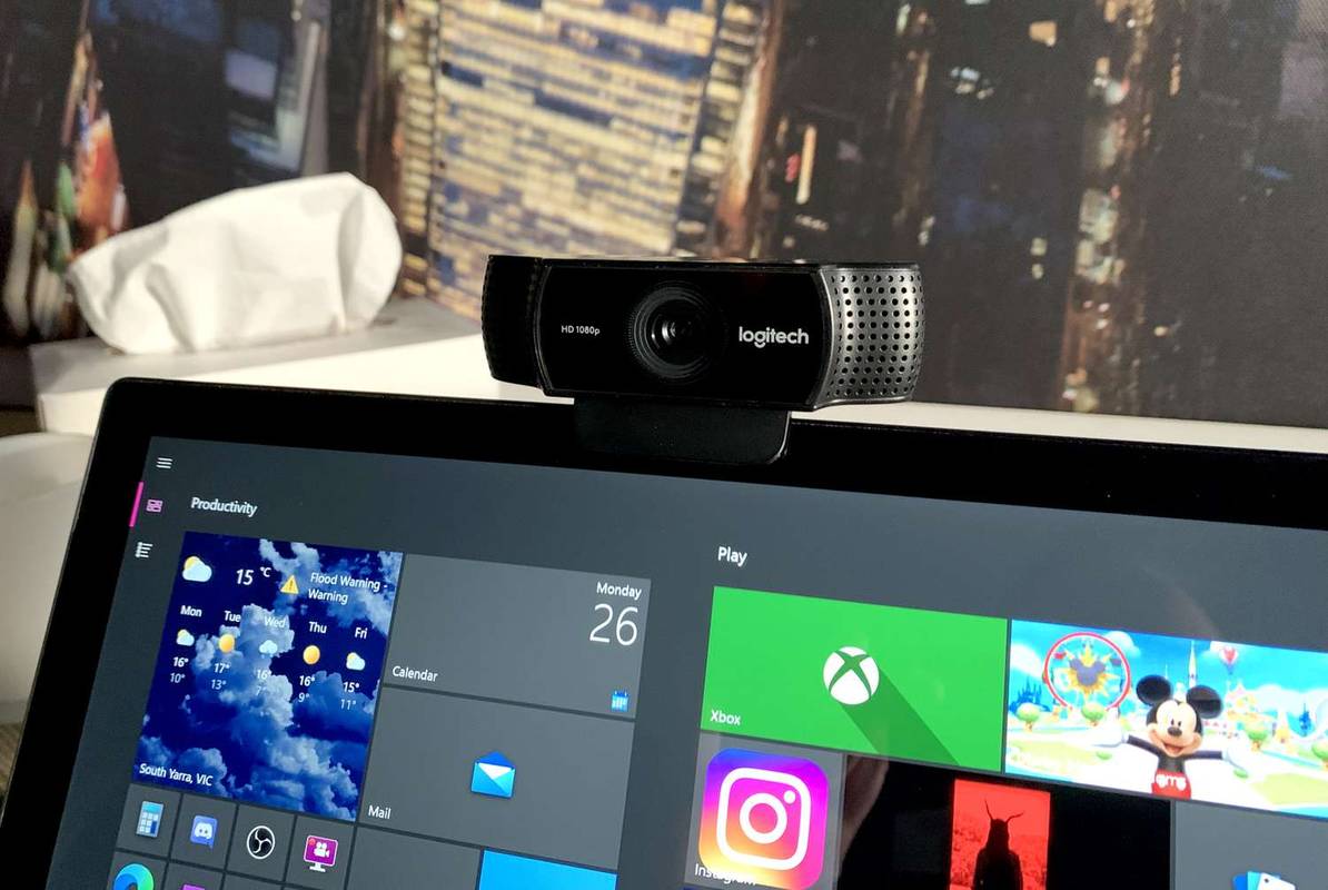 Microsoft Surface Pro, jonka päällä on Logitech-verkkokamera.