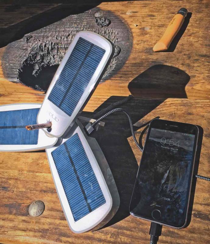 IPhone sedang diisi dayanya melalui tenaga surya