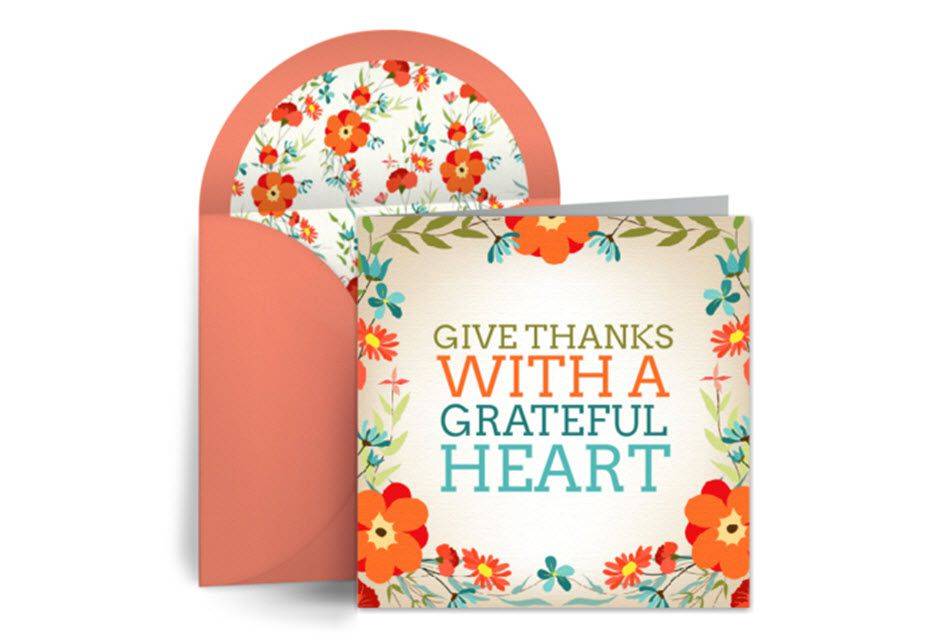 Et blomstret Thanksgiving-e-kort med en virtuel konvolut