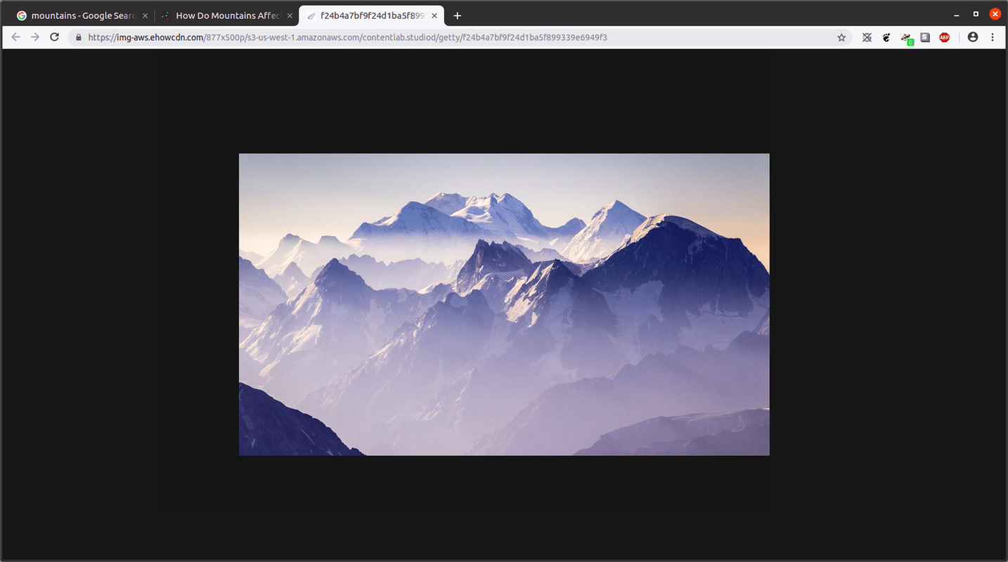 Svart nettside med bilde av fjellet sentrert på den, i Chrome-nettleseren.