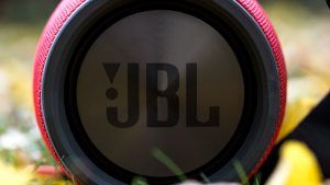 JBL Xtreme 리뷰 : 각 끝에있는 대형 패시브베이스 라디에이터는 가장 낮은베이스 음표를 찾는 데 도움이됩니다.