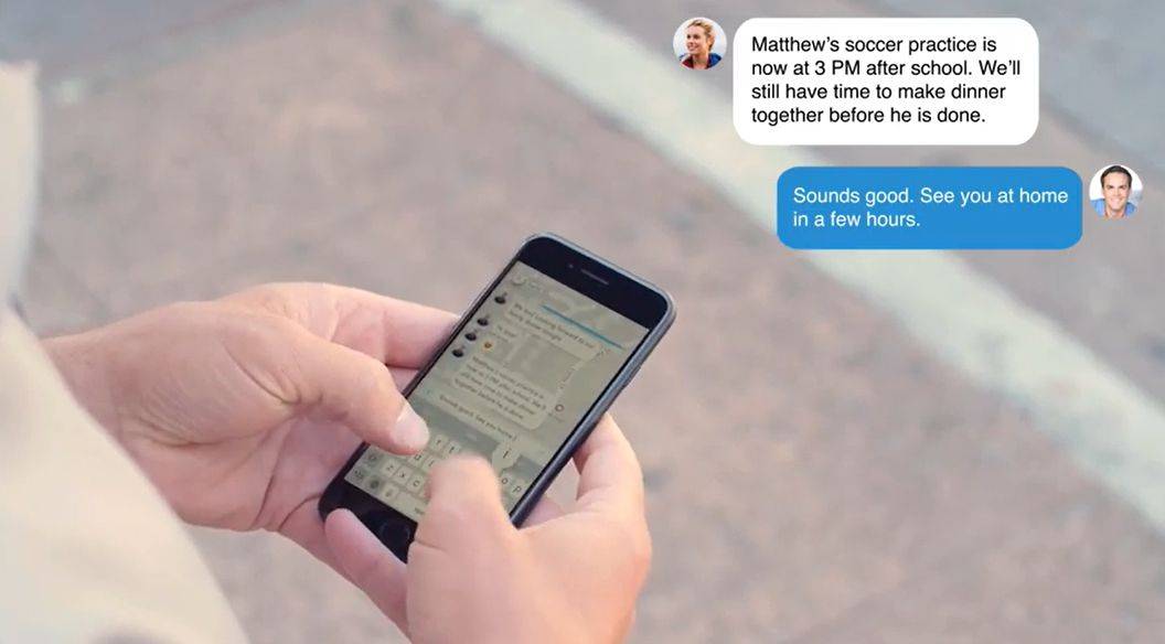 Dua orang saling mengirim pesan di aplikasi iSharing.