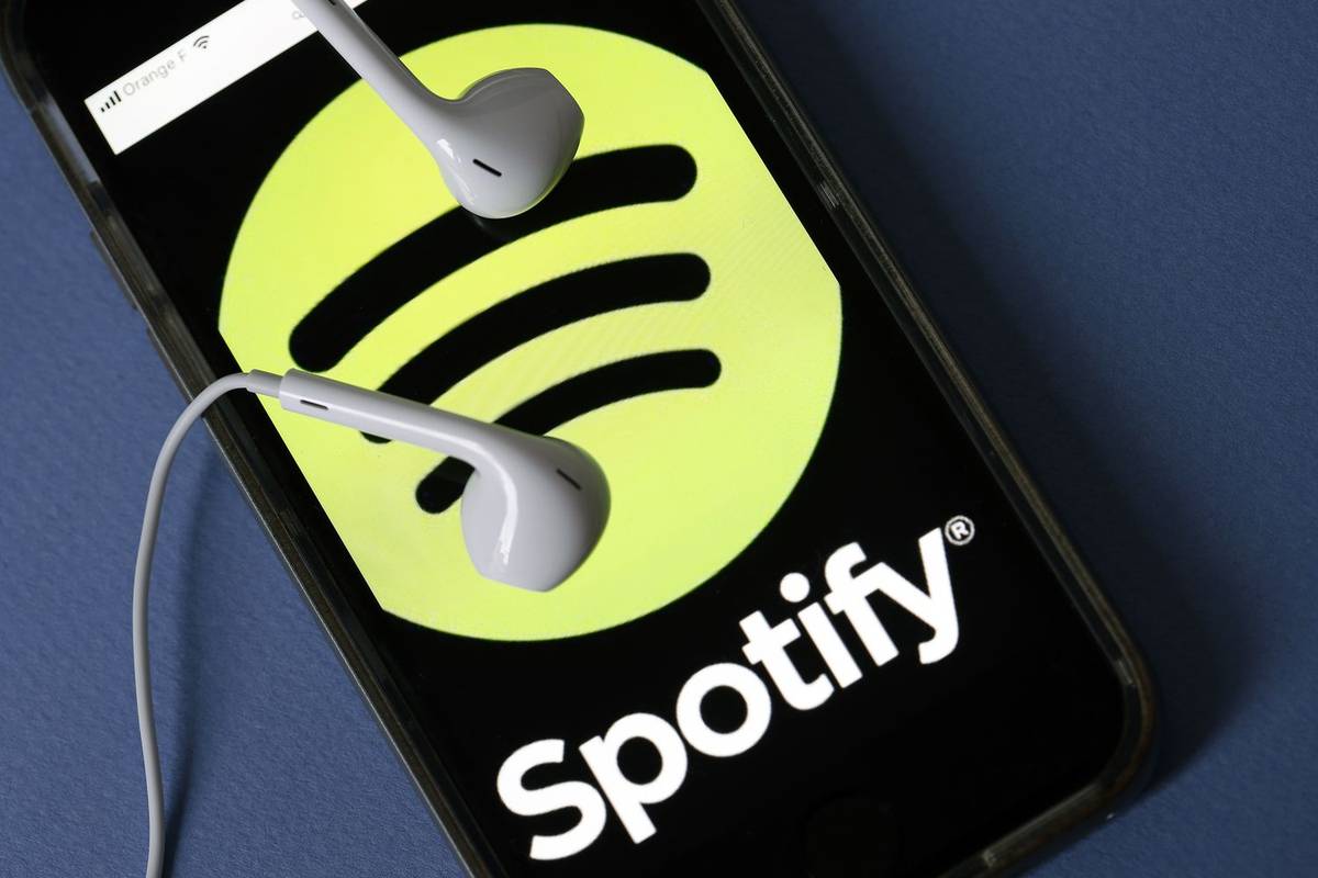 Spotify 음악 스트리밍 서비스를 표시하는 iPhone의 이어버드는 파리의 일러스트레이션을 로고로 표시합니다.