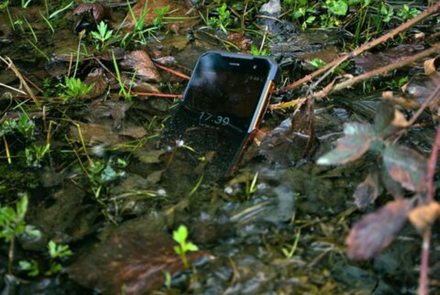telefon v vodi in moj telefon je mrtev zaradi poškodovane vode