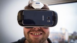 Ulasan Samsung Gear VR: Gear VR menawarkan pengalaman yang luar biasa, tetapi itu membuat Anda terlihat seperti orang bodoh