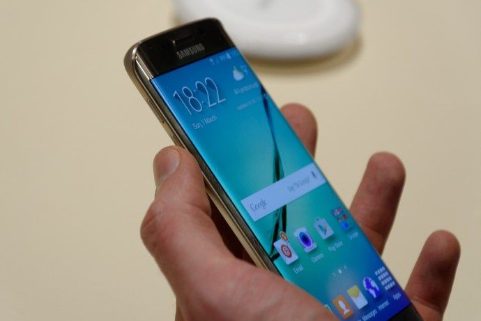 Samsung Galaxy S6 Edge Bewertung - linke Seite