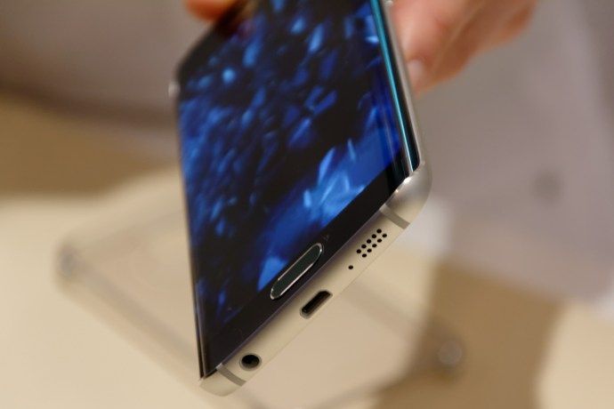 Revisió de la vora del Samsung Galaxy S6: extrem inferior