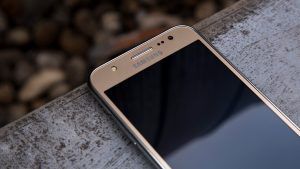 „Samsung Galaxy J5“ priekinė viršutinė pusė