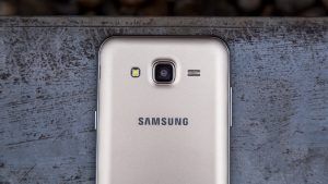 Samsung Galaxy J5 takana ja kamera