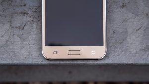 „Samsung Galaxy J5“ priekinė apatinė pusė