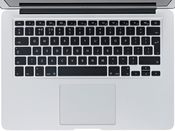 أبل -13-بوصه-macbook-air-2015-keyboard-close-up