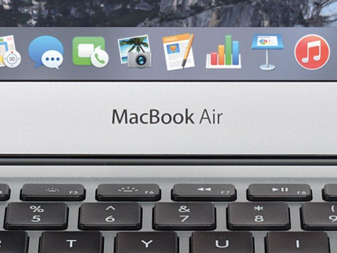 apple-13-inch-macbook-air-2015-logo-closeup