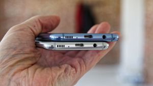 Samsung Galaxy S8 และ S8 Plus - ขอบด้านล่าง