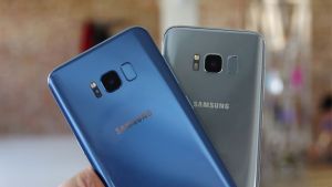 Samsung Galaxy S8 a S8 Plus - srovnání vzadu