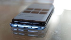 Samsung Galaxy S8 (hore) a S8 Plus (dole)
