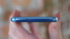 Samsung Galaxy S8 Plus SIM và khe cắm thẻ nhớ microSD