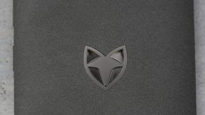 Wileyfox Swift anmeldelse: Wileyfox-logoet tilføjer telefonens unikke udseende