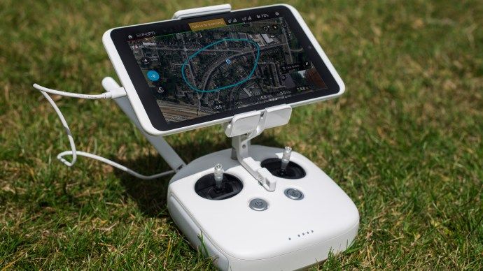 DJI 팬텀 3 프로페셔널 리뷰 : 새로운 비행 컨트롤러는 대형 태블릿과 휴대폰을 수용 할 수 있습니다.