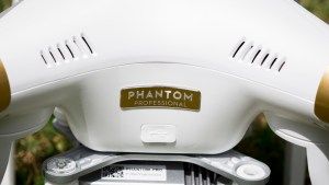 Recenzia DJI Phantom 3 Professional: Okrem zlatého odznaku vyzerá Phantom 3 rovnako ako jeho predchodca