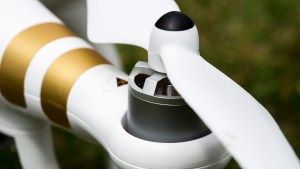 DJI Phantom 3 Professional anmeldelse: Lett redesignede propellere gir Phantom 3 mer kraft under flyet