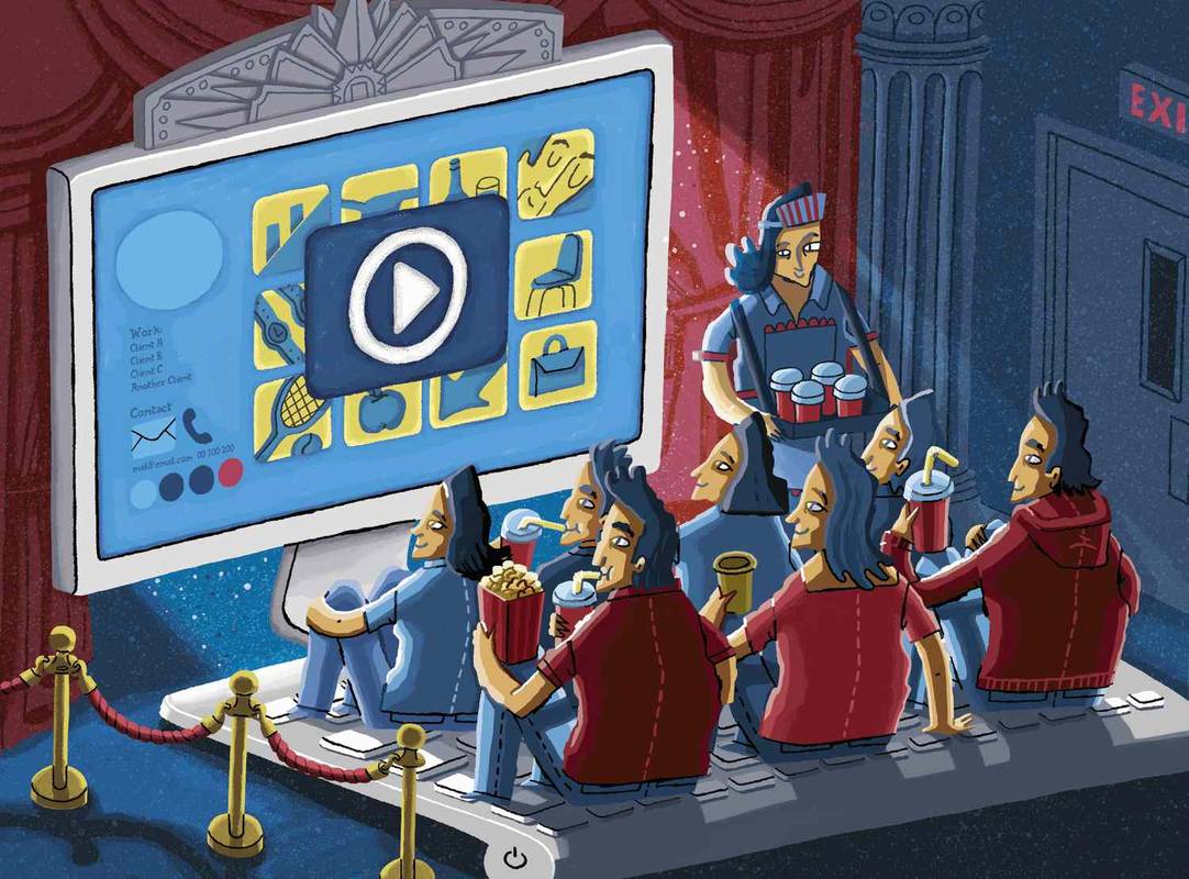 Szczęśliwa publiczność, która lubi oglądać zabawne wideo na stronie internetowej, używając komputera jako kina