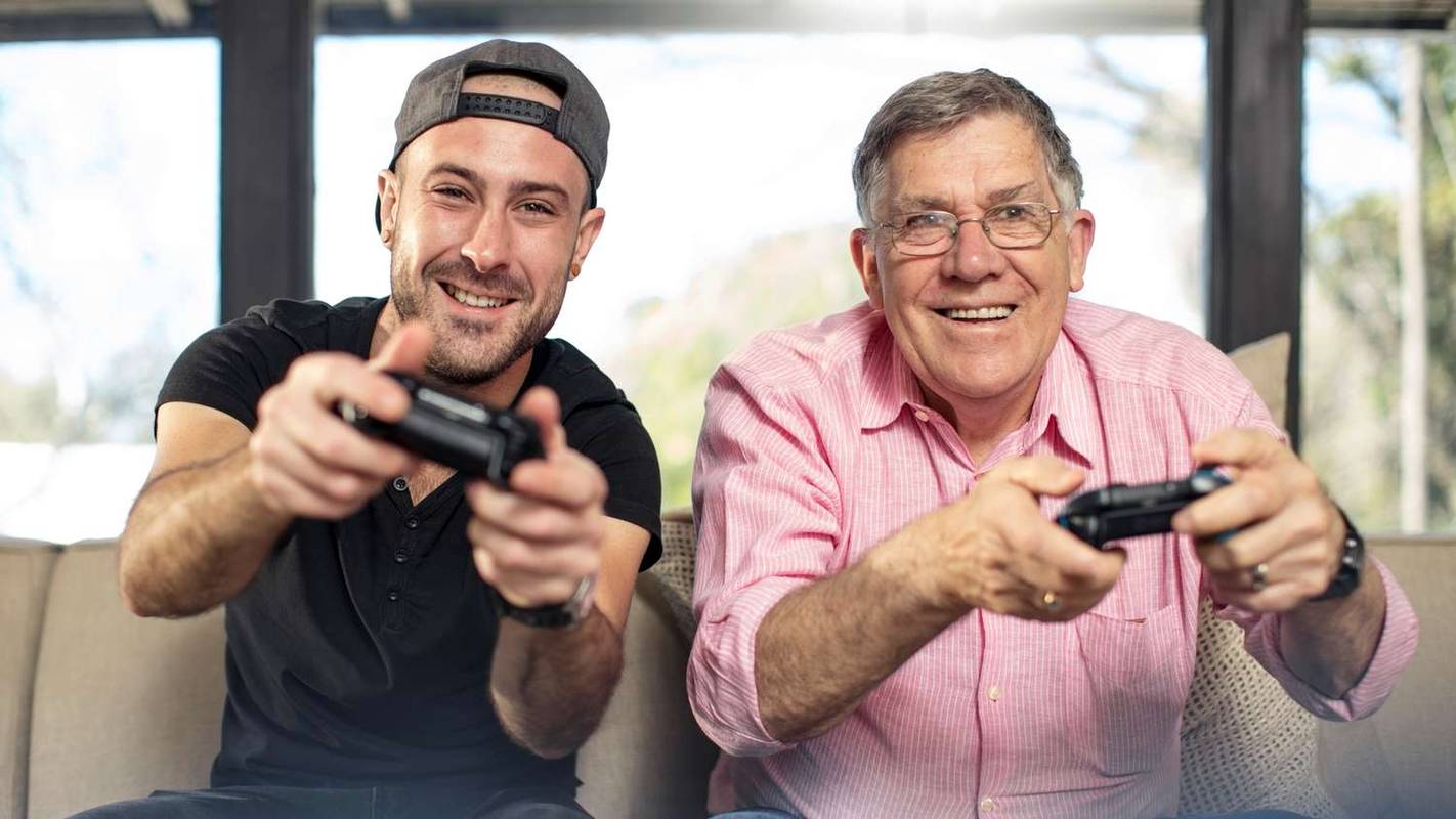 Dwóch mężczyzn grających w gry wideo na konsoli Xbox One.