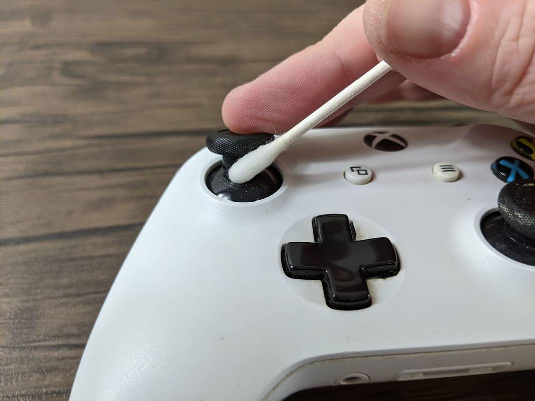 Xbox one -ohjaimen analogisen tikun puhdistaminen.