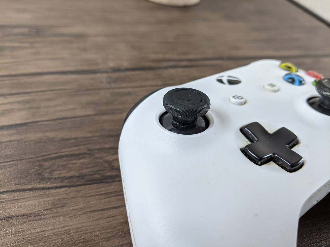 Một ngón tay cái của bộ điều khiển Xbox One đã được làm sạch.