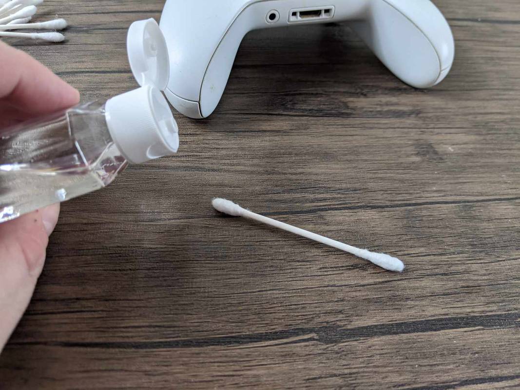 Isopropylalkohol, vatový tampon a ovladač pro Xbox One.