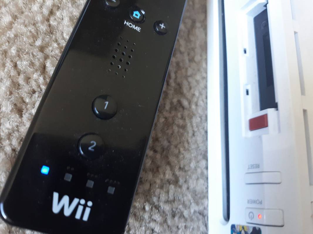 LED pada remote Wii berkedip di sebelah tombol sinkronisasi merah pada Wii.