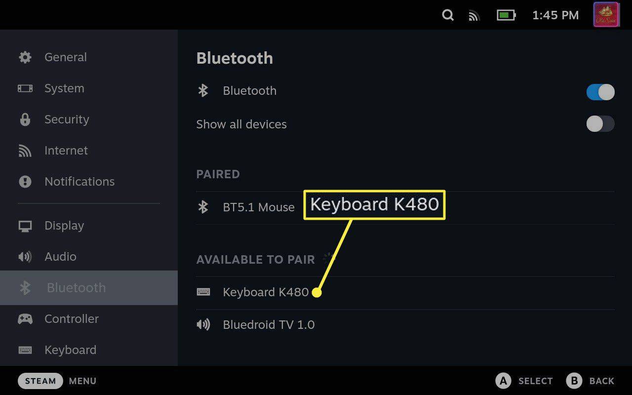 Keyboard K480 na naka-highlight sa isang Steam Deck.