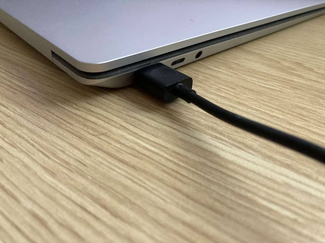 Kabel USB podłączony do laptopa z systemem Windows.