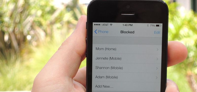 Slik blokkerer du tekstmeldinger på iPhone 6S / 6S Plus