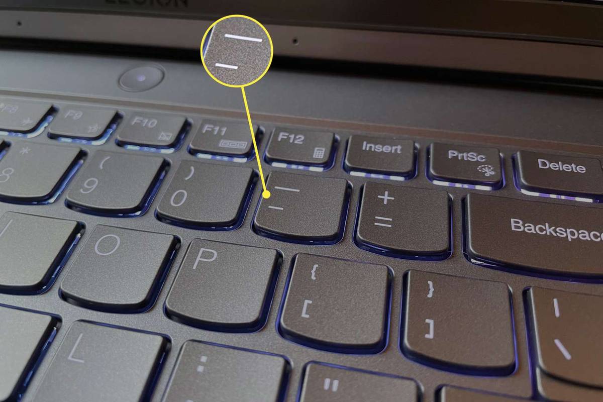 Tombol tanda hubung pada keyboard komputer laptop.