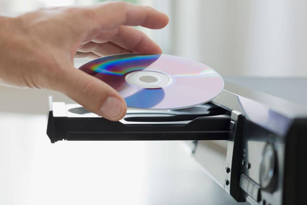 DVD-levyn asettaminen DVD-soittimeen tai -tallentimeen