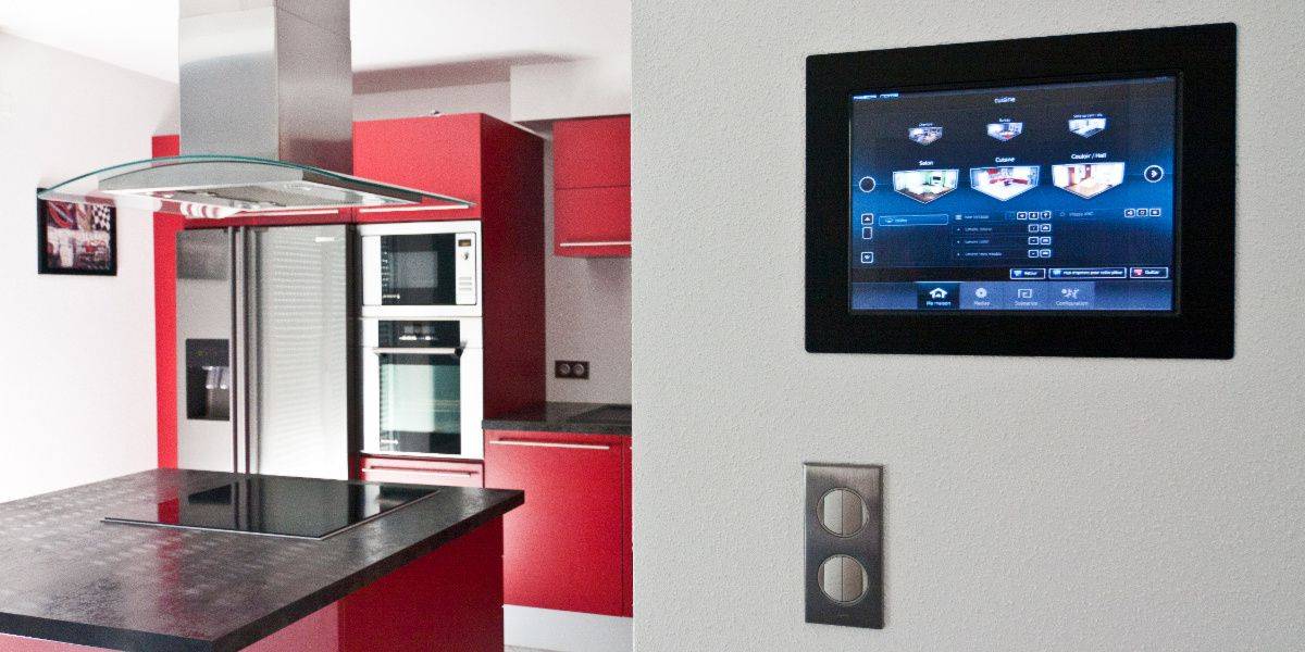 Một màn hình trong nhà bếp hiển thị thông tin nhà thông minh.