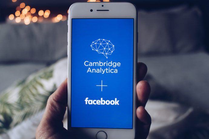 Kontrowersje między Cambridge-Analytican i Facebookiem