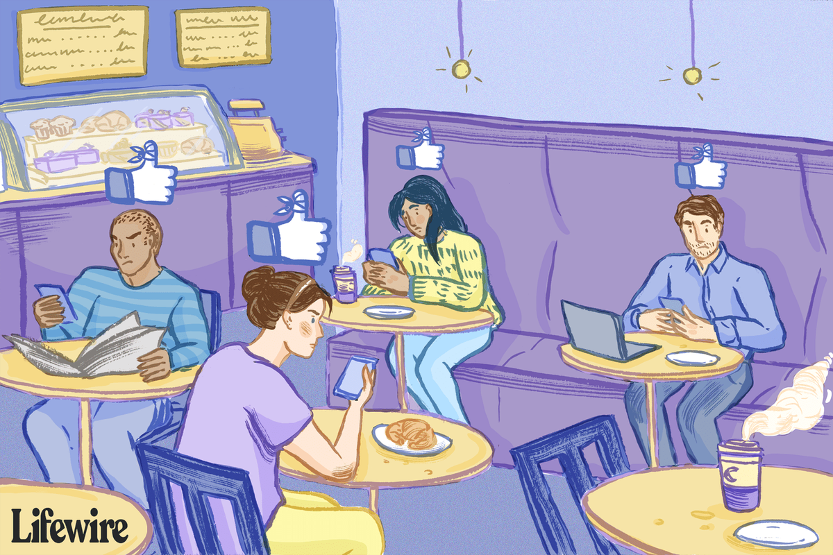 카페에 있는 여러 사람이 위에 떠 있는 Facebook 아이콘이 있는 자신의 기기를 보고 의아해하고 있습니다.