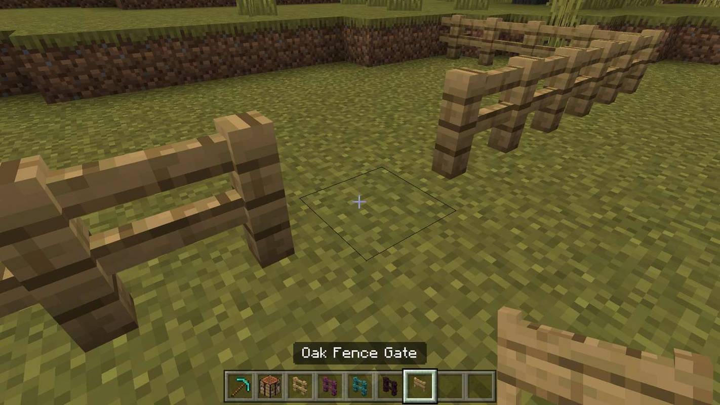 Umiestnenie brány Oak Fence medzi dva bloky Oak Fence v Minecrafte