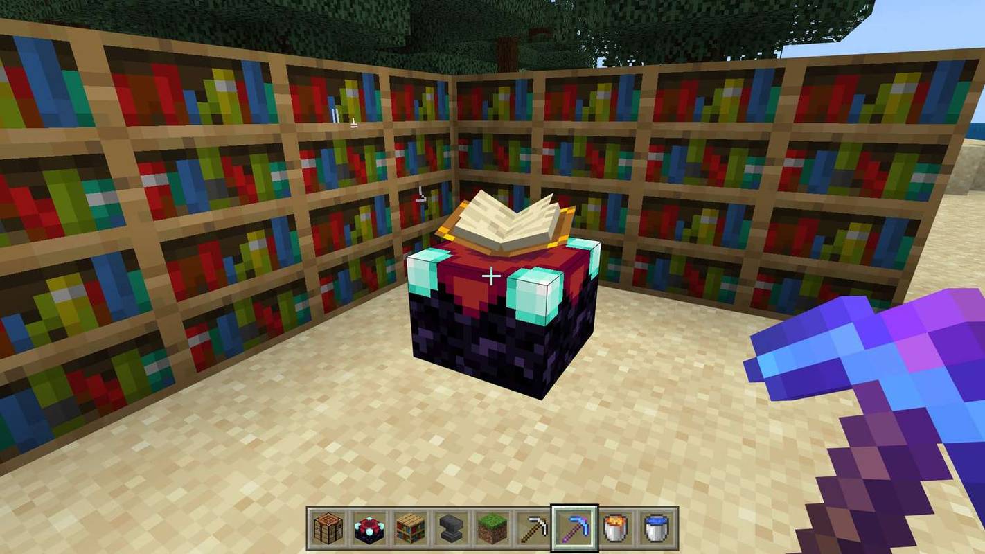 Ein bezaubernder Tisch, umgeben von Bücherregalen in Minecraft