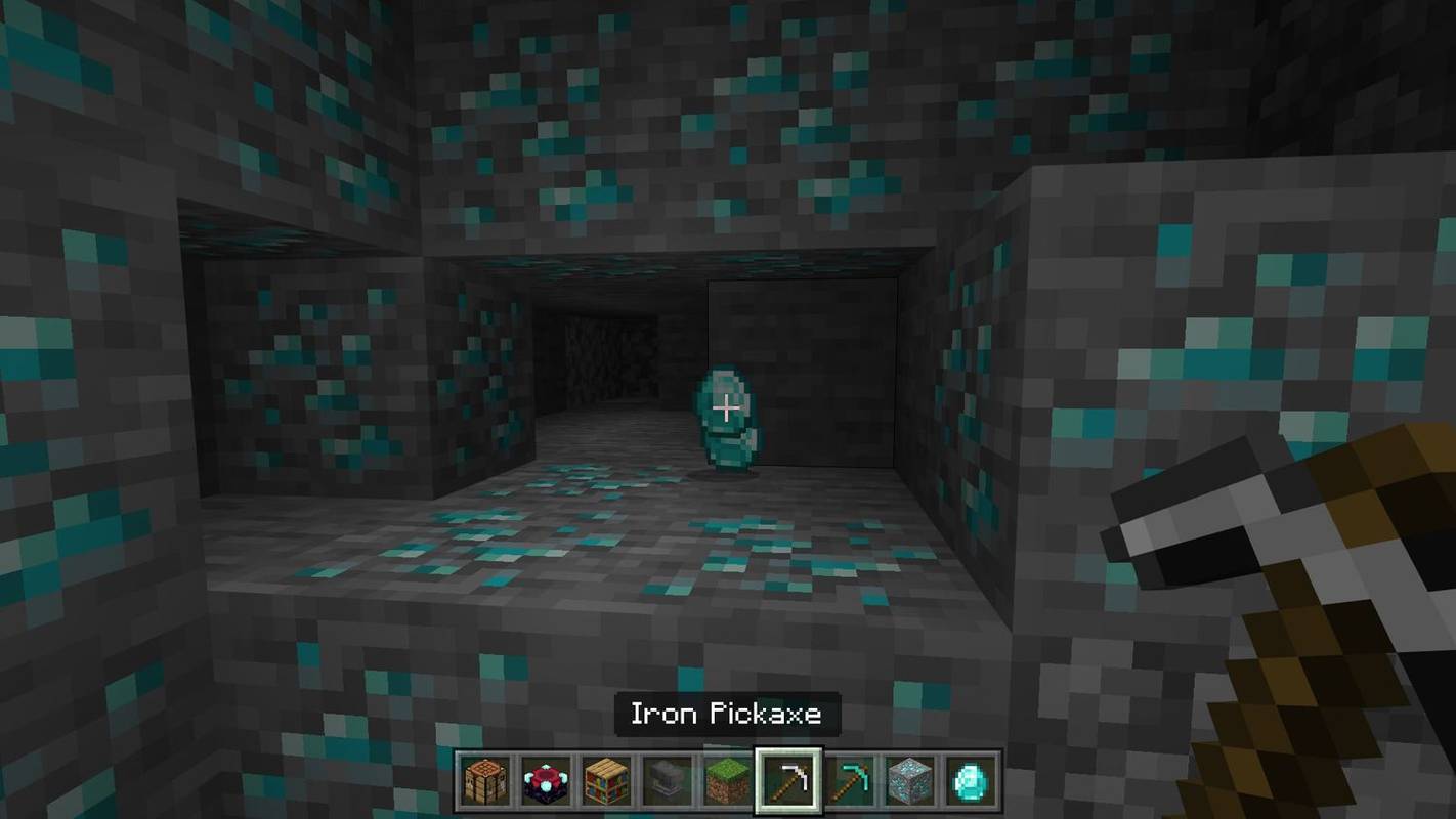 Extraction de diamants dans une grotte dans Minecraft