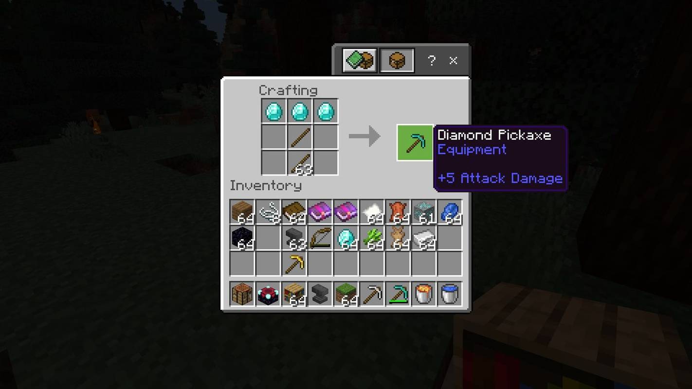 Một cái cuốc kim cương trong bàn chế tạo Minecraft