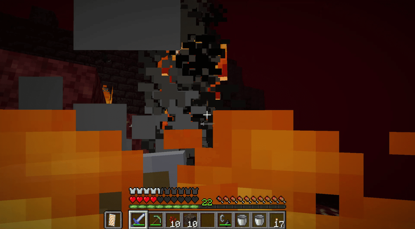 Bekjemper en flamme i Minecraft.