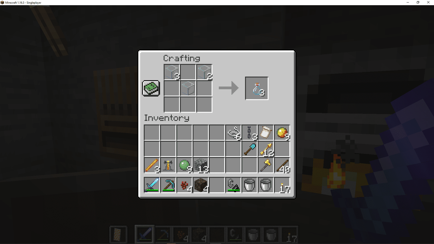 Snímek obrazovky výroby skleněné láhve v Minecraftu.