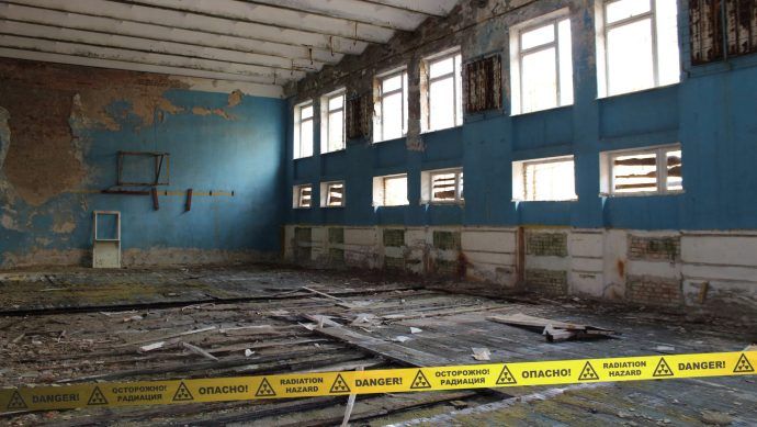 todellisuus-tarkista-wi-fi-isnt-vaarallinen-tshernobyl-säteily-merkki-luokkahuoneessa