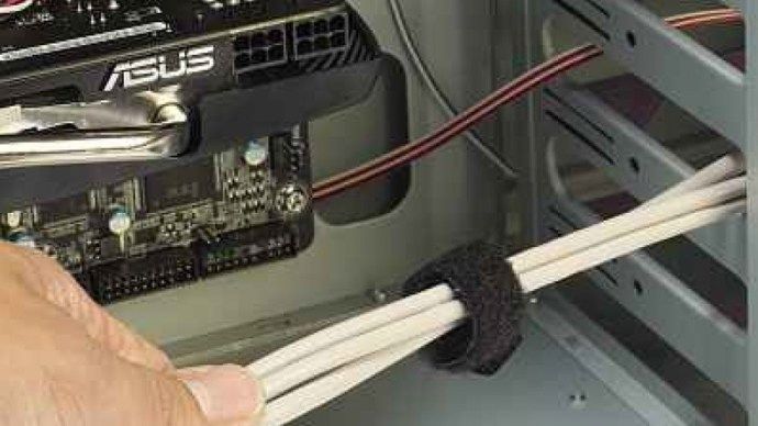 Kaip įdėti kompiuterio dėklą atgal kartu sutvarkyti kabelius