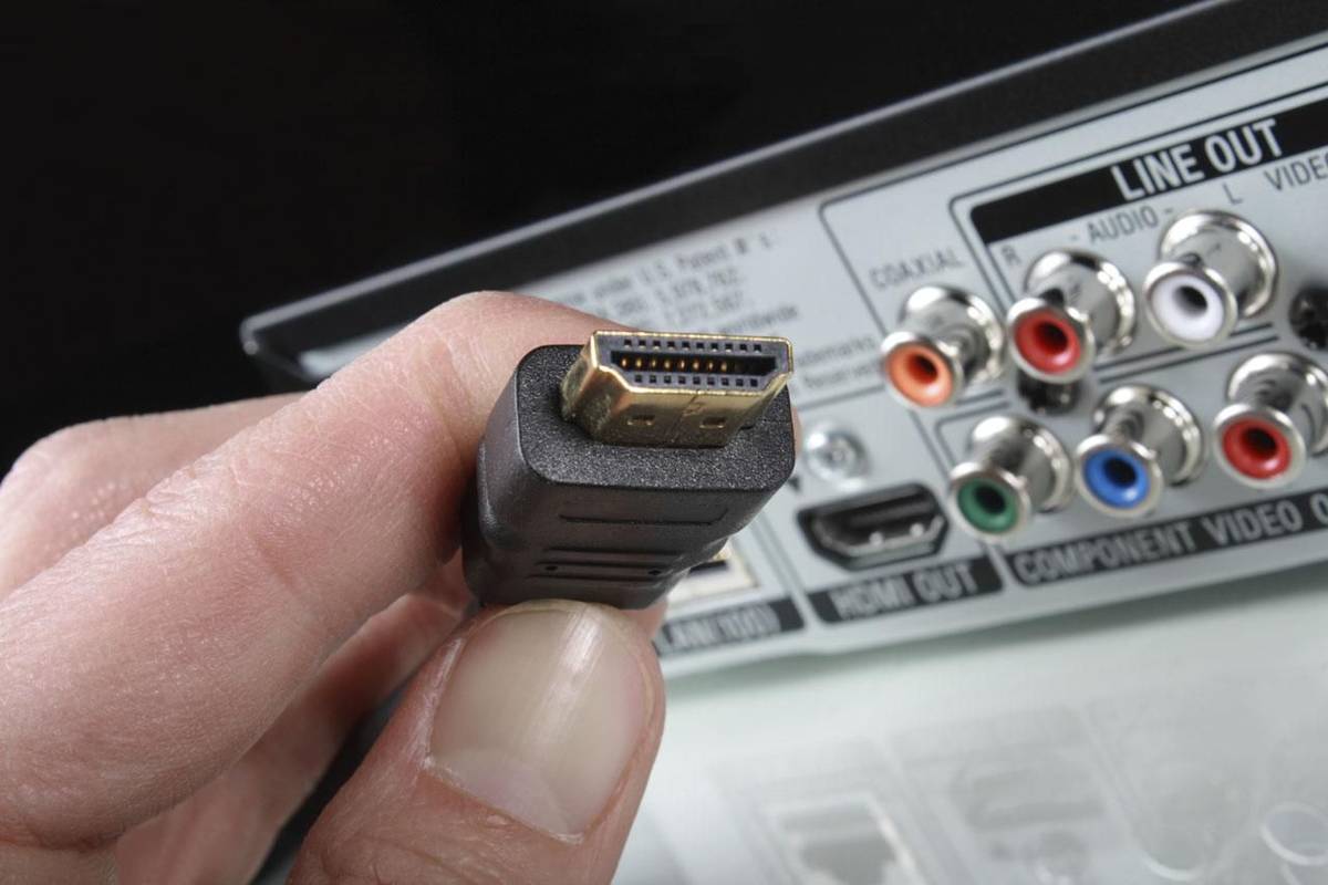 HDMI připojení v ruce