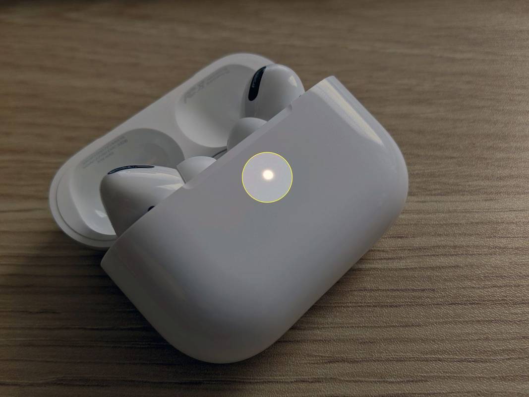 AirPods Pro کیس پر سفید چمکتی ہوئی روشنی