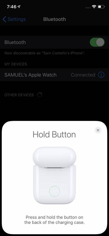 Captura de pantalla en la que se le solicita que mantenga presionado el botón AirPods para configurarlo